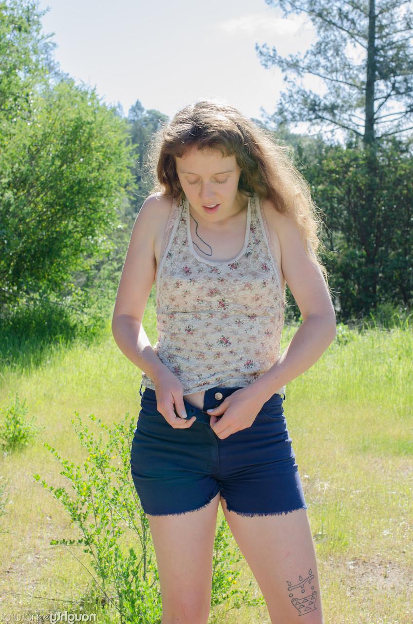 20P Die hübsche Amateurin Roxanne zieht sich aus und zeigt ihre sehr haarige Muschi im Freien