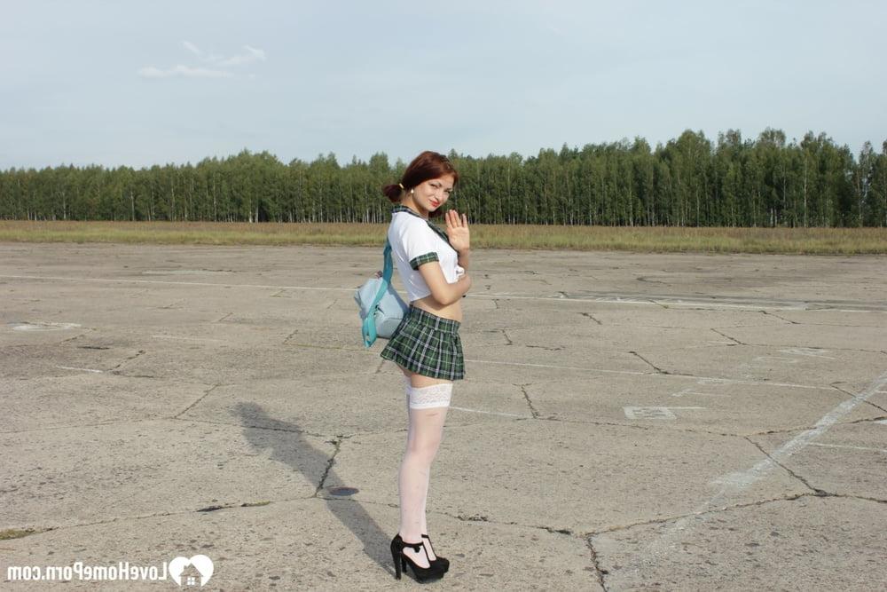 20P MILF Pigtailed posa em sua roupa de colegial e mostra seus buracos em público