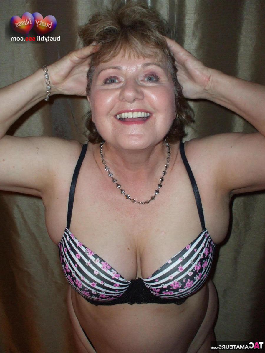 16P La regordeta señora mayor Busty Bliss juega con sus grandes tetas naturales