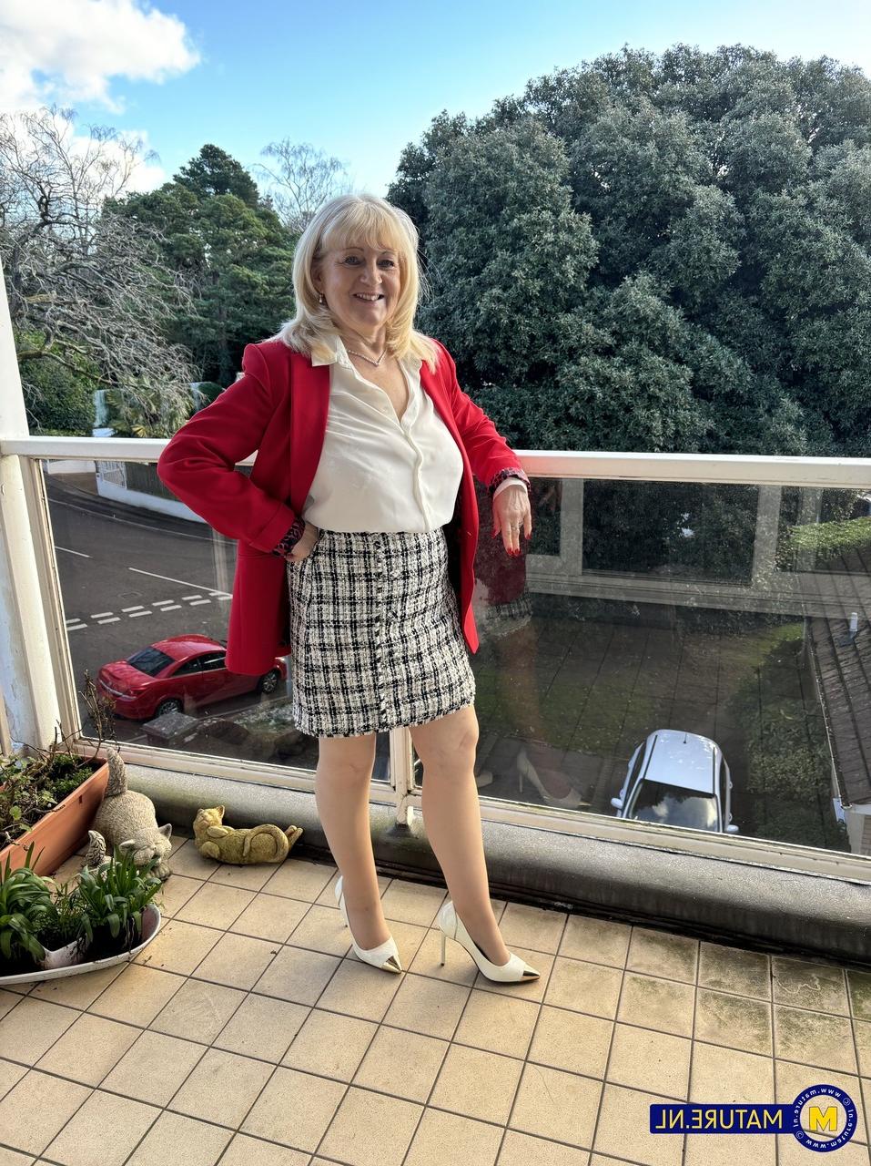 20P Die reife Blondine Katie Wish zeigt ihre Titten, während sie in Strümpfen und High Heels neckt