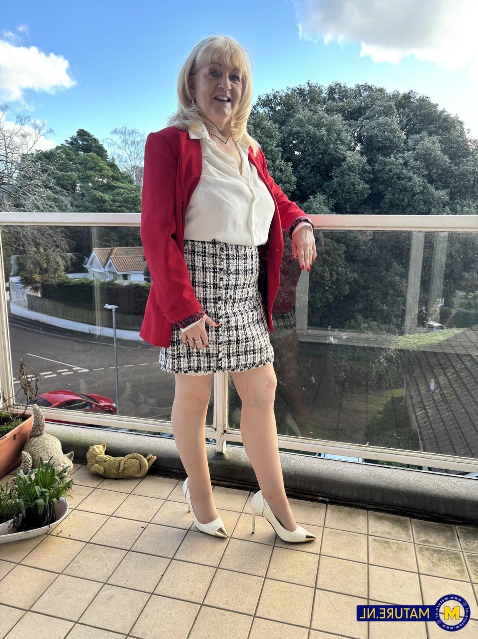 20P Die reife Blondine Katie Wish zeigt ihre Titten, während sie in Strümpfen und High Heels neckt
