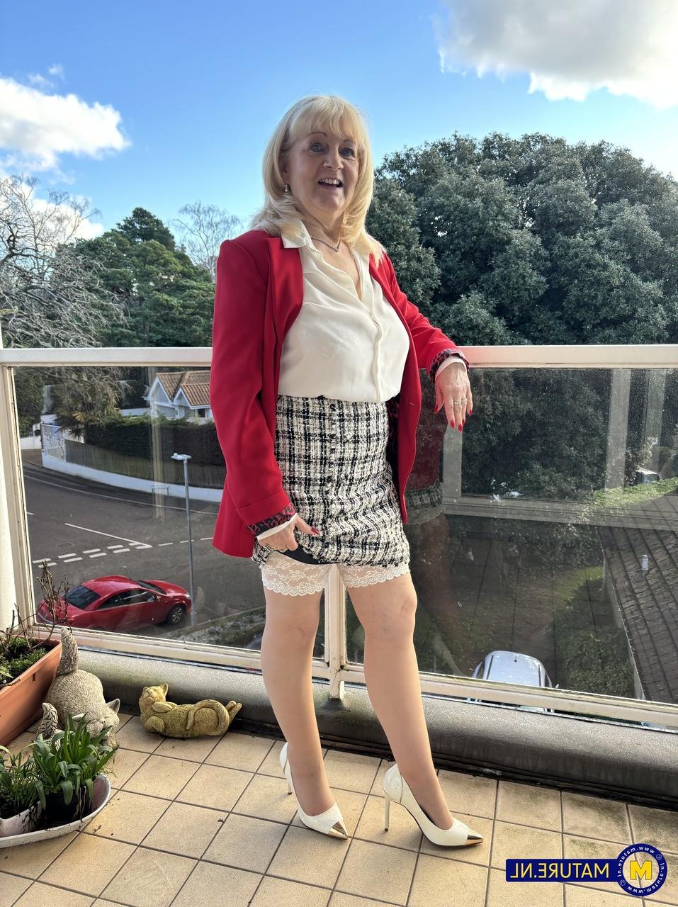 20P Die reife Blondine Katie Wish zeigt ihre Titten, während sie in Strümpfen und High Heels neckt