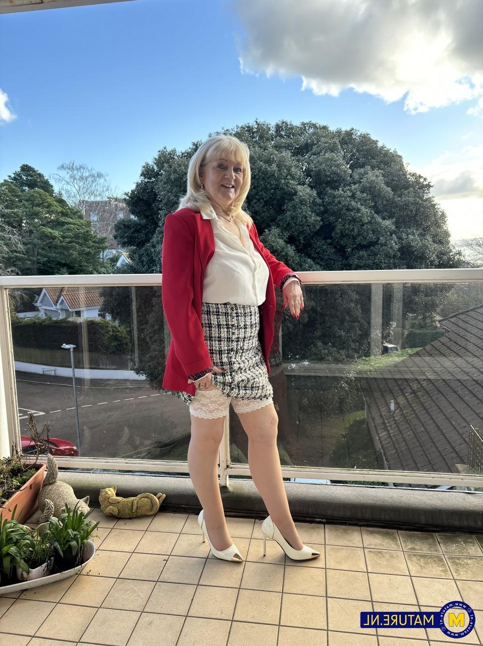 20P Die reife Blondine Katie Wish zeigt ihre Titten, während sie in Strümpfen und High Heels neckt