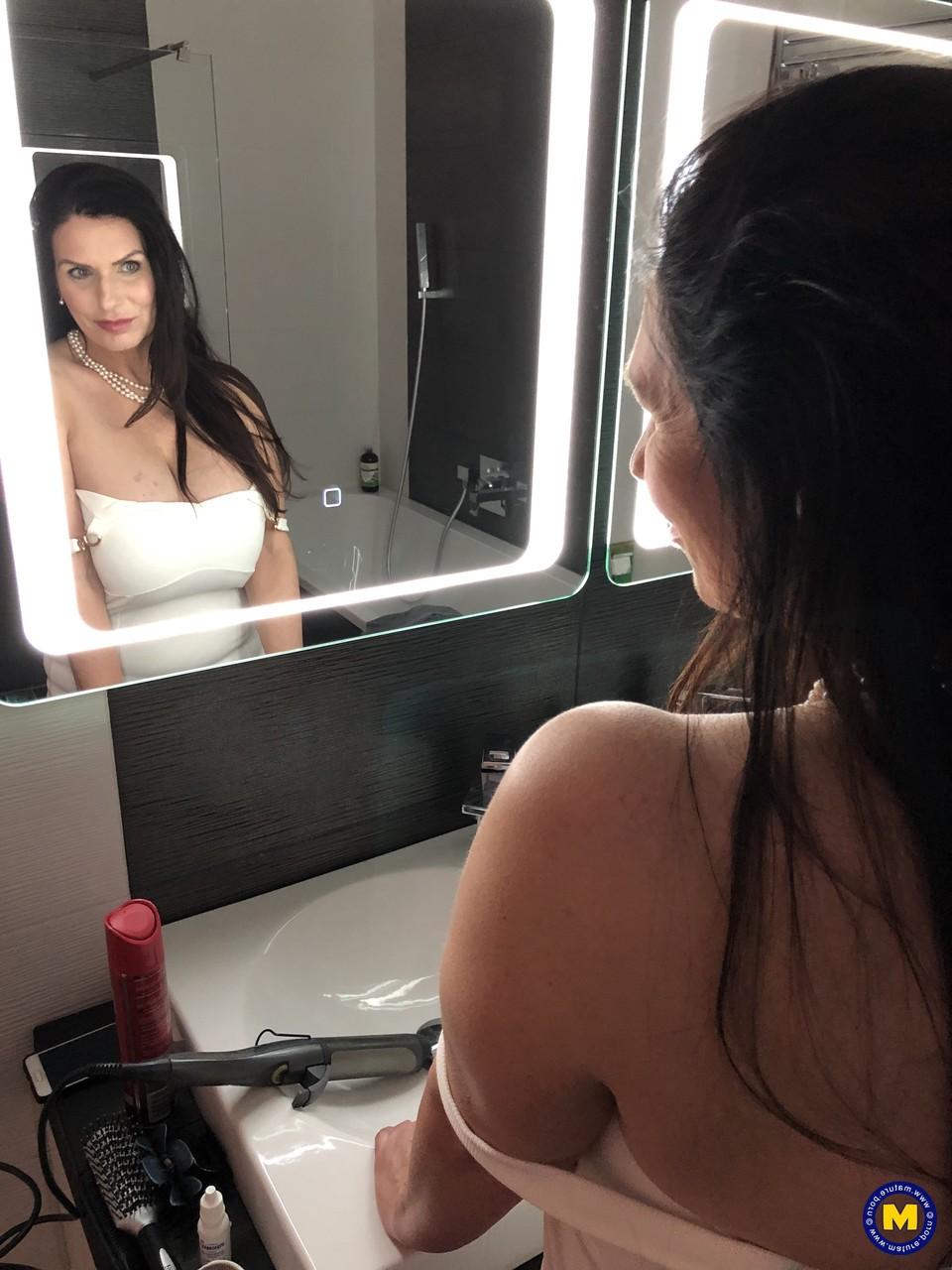 20P A mãe de seios grandes, Josephine James, brinca com seu decote incrível