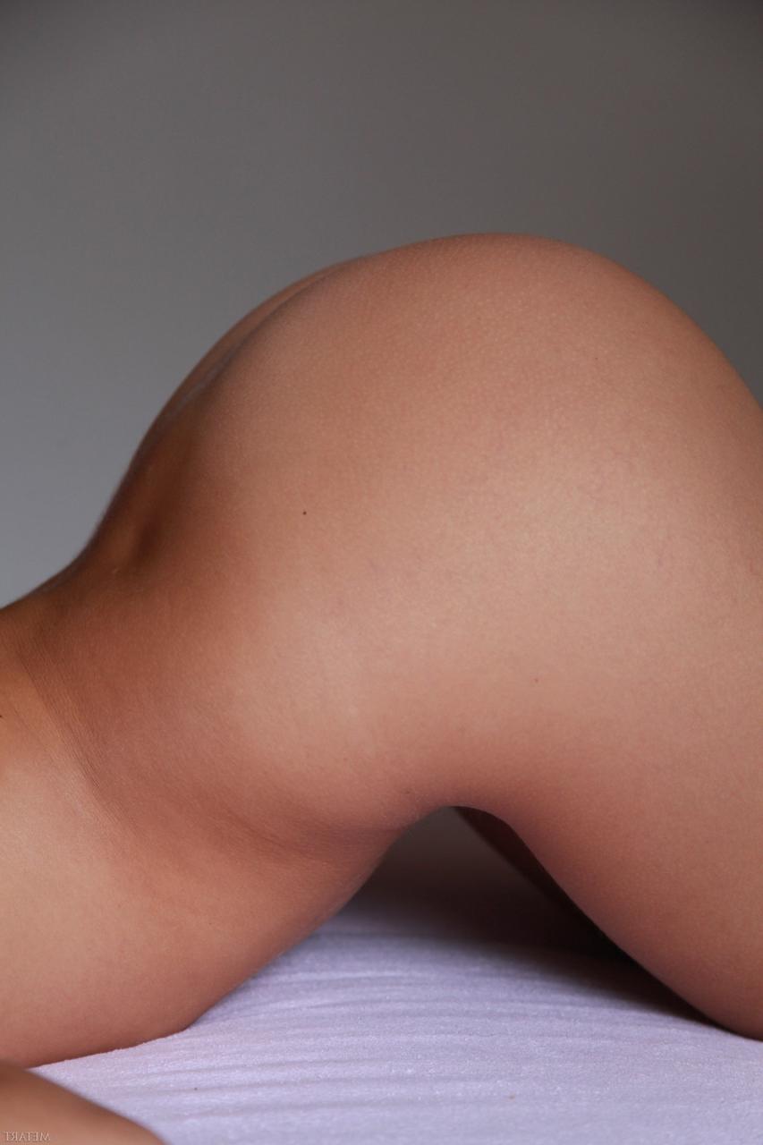 20P La glamorosa Edwige A abre su carnoso coño perfectamente recortado