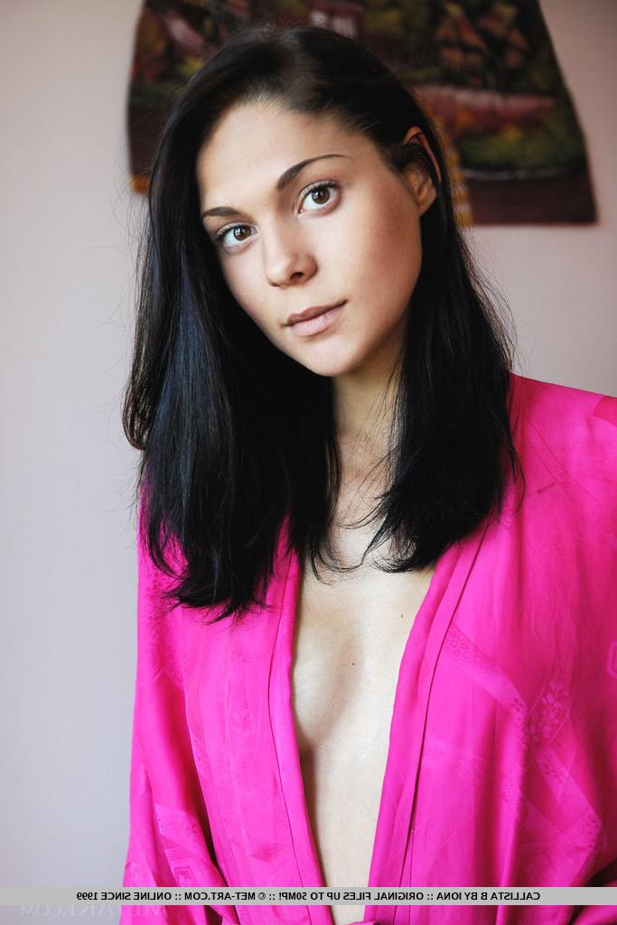 18P A modelo adolescente Callista B tira um roupão rosa antes de mostrar sua doce buceta