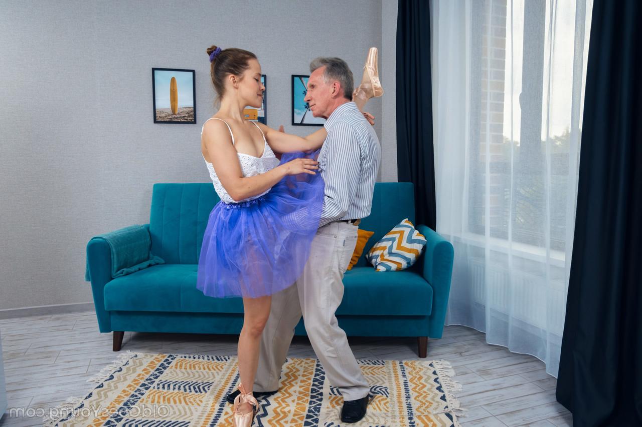 16P Young ballerina does the splits while having sex with an old man