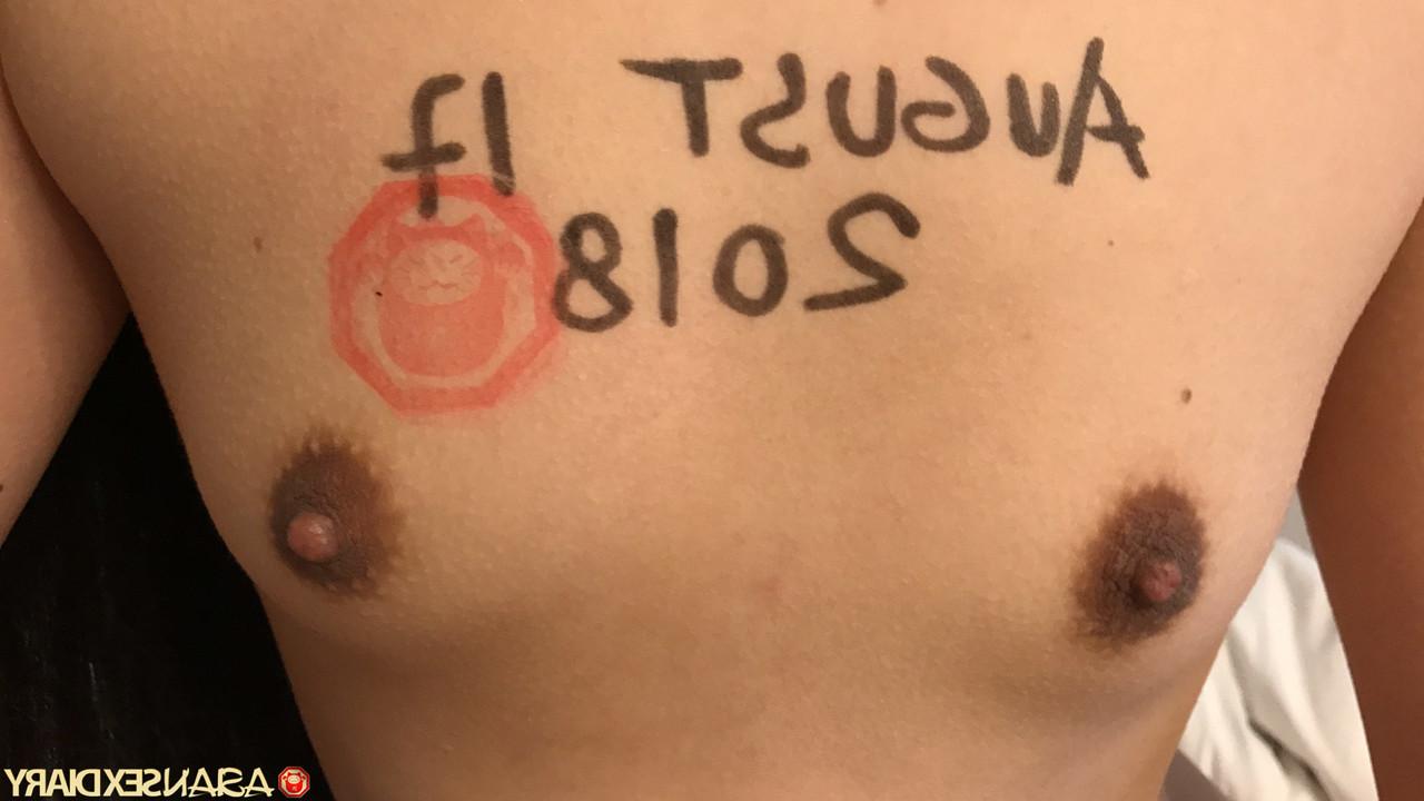 20P A pequena garota asiática Fang B lambe um lindo pau branco e posa nua no casting