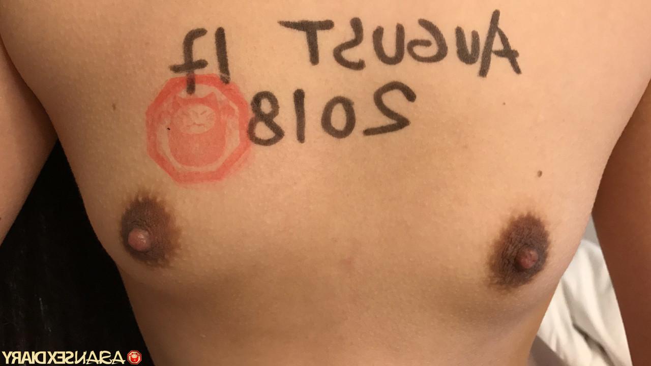 20P A pequena garota asiática Fang B lambe um lindo pau branco e posa nua no casting