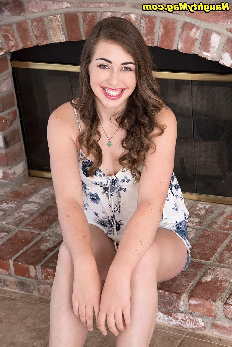 16P La sonriente amateur Lexi Lovell se quita la camisa para mostrar sus dulces tetas adolescentes