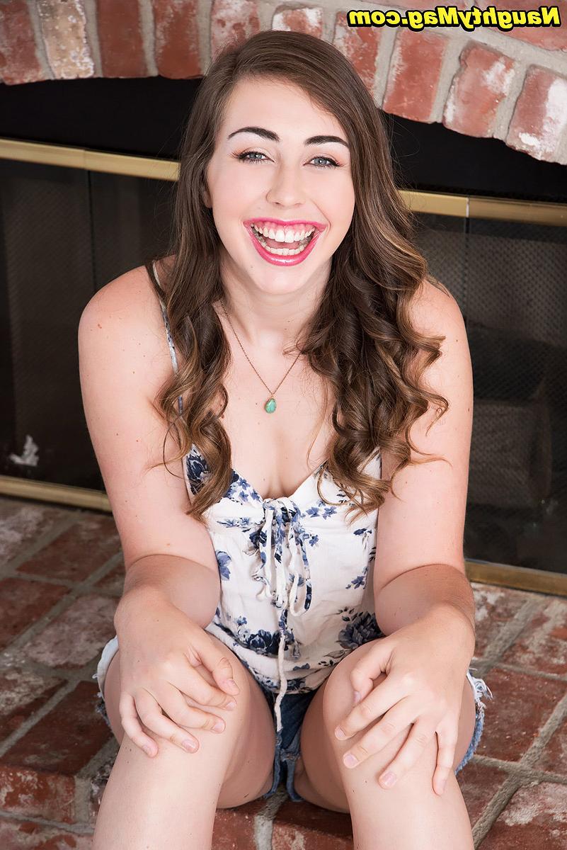 16P La sonriente amateur Lexi Lovell se quita la camisa para mostrar sus dulces tetas adolescentes