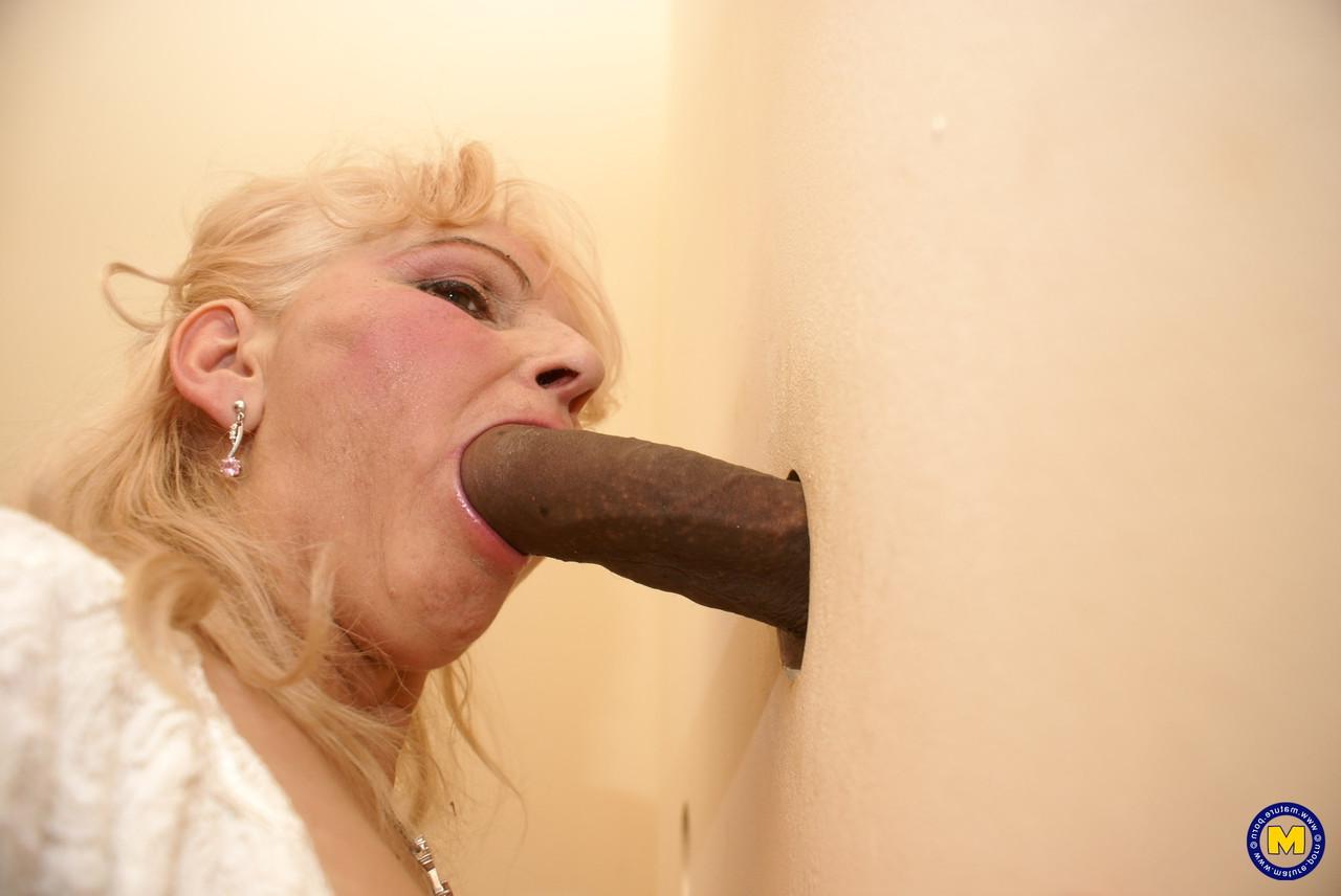 20P La abuela rubia MaireAnn se desmaya a través de un agujero glorioso y disfruta de un facial
