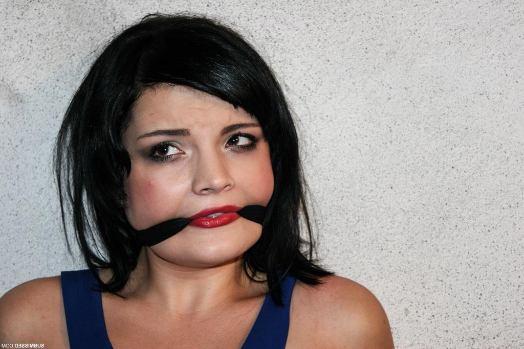 16P Mujer de cabello oscuro queda indefensa después de ser amordazada y atada con una cuerda