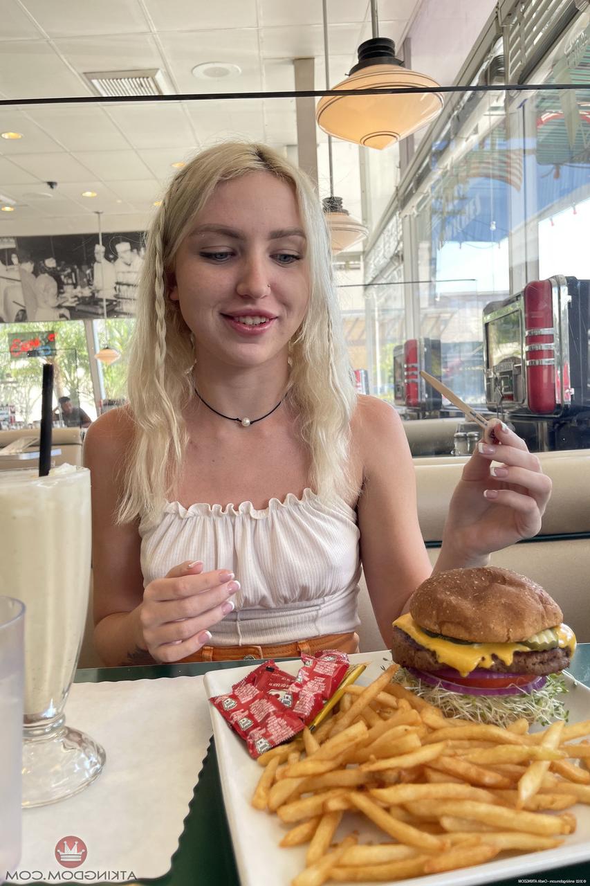 20P Die blonde Teenagerin Britt Blair zeigt ihre Brüste und spreizt ihre Liebeslöcher