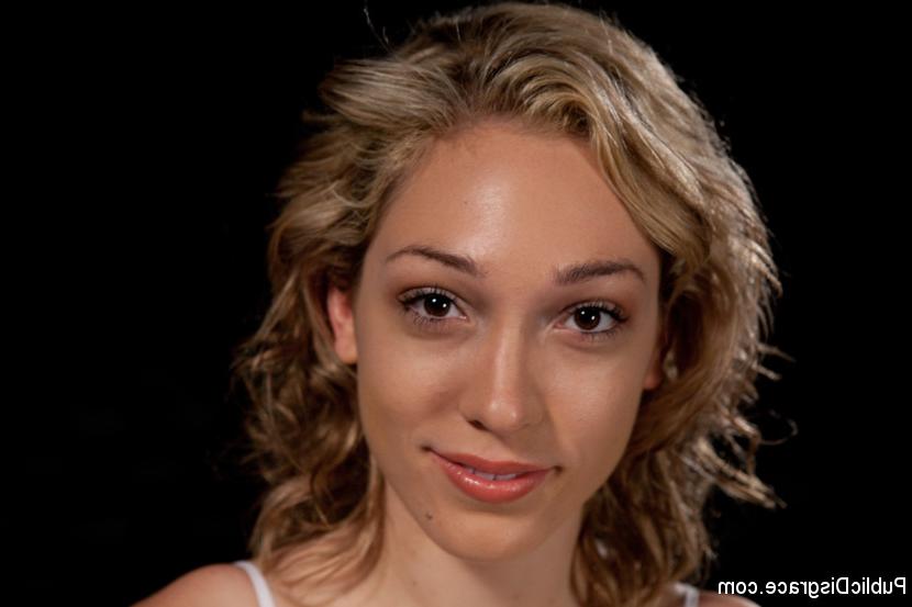 11P Blondes Mädchen wird in einem Geschäft unterworfen, bevor es zu demütigenden Sexakten kommt
