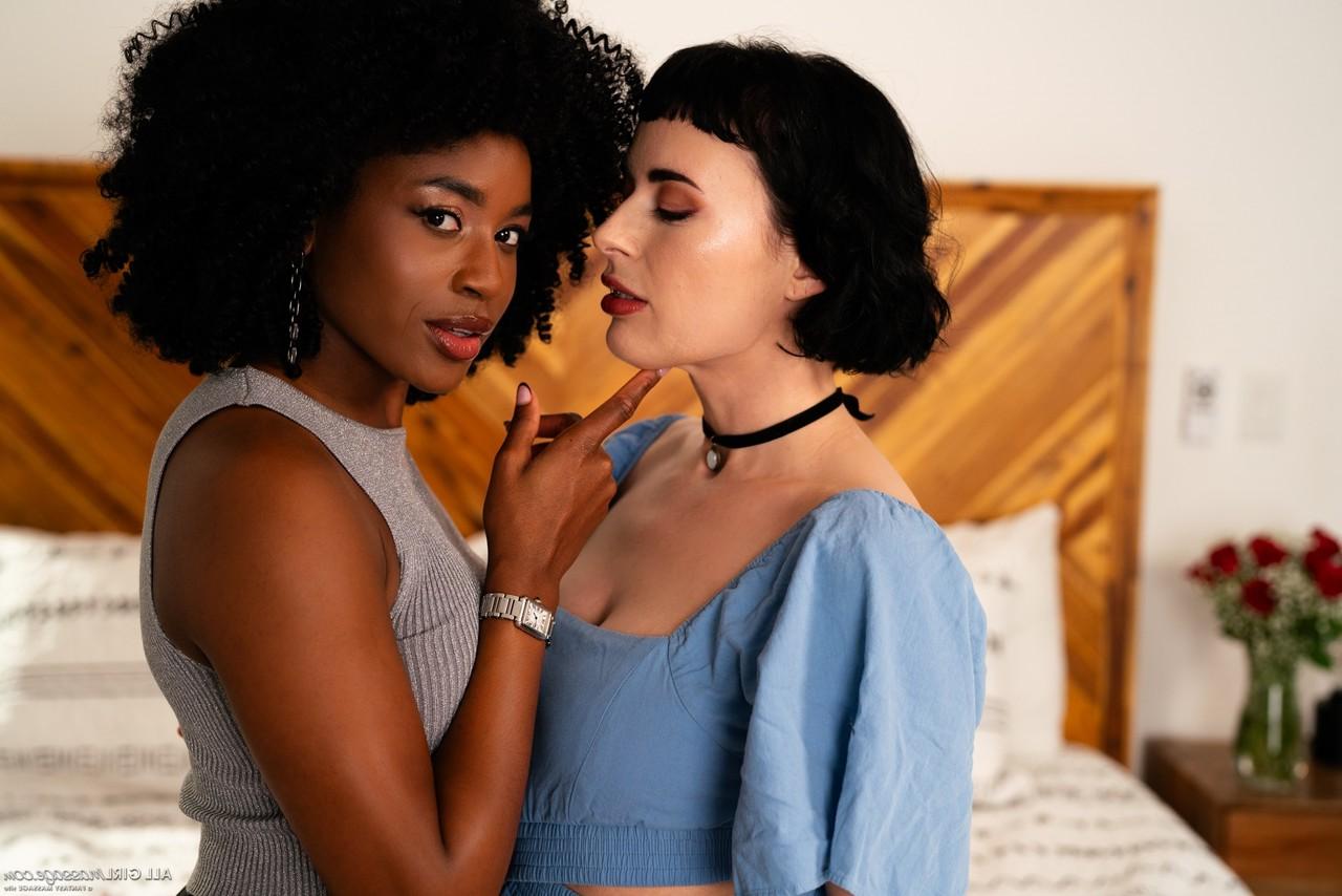 15P All Girl Massage mit Olive Glass, Nacktfotos von Nicole Kitt