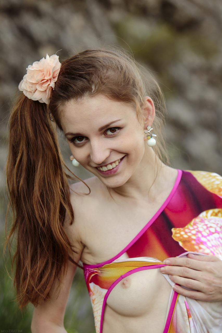 17P A adolescente Sofi Shane não usa calcinha e prova isso andando na natureza