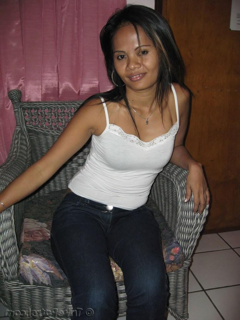 20P Menina filipina descobre seus peitos minúsculos enquanto tira a roupa íntima