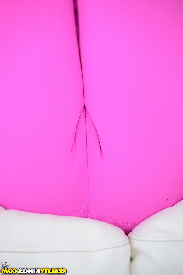 16P Las guapas negras Peyton Rain y Ava Sanchez exploran los placeres del sexo lésbico