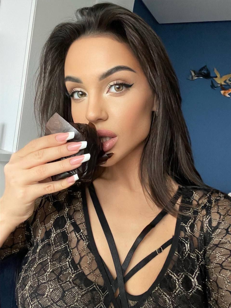 10P 魅力的な OnlyFans モデルのアナスタシア ヴィがホットなランジェリーとハイヒールでポーズをとる