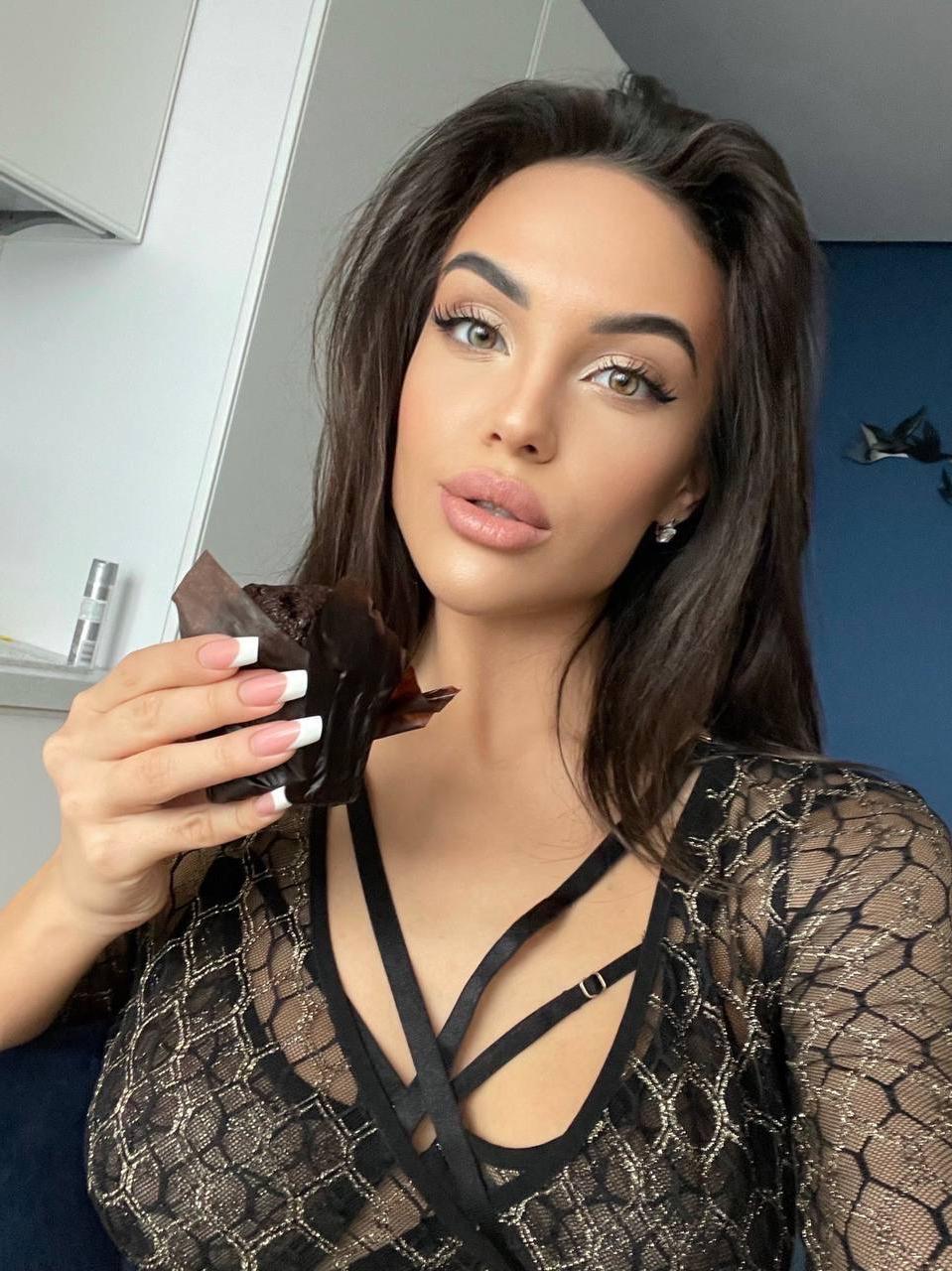 10P 魅力的な OnlyFans モデルのアナスタシア ヴィがホットなランジェリーとハイヒールでポーズをとる