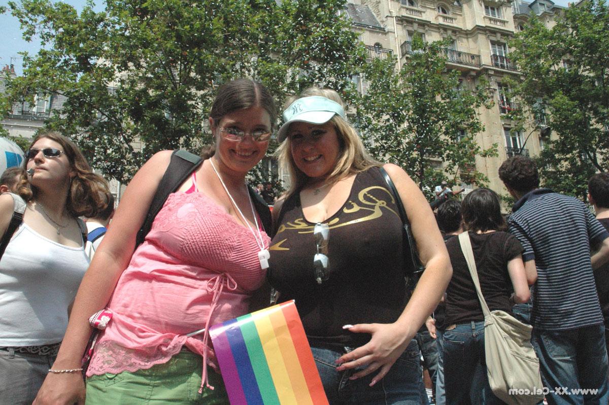 20P La blonde BBW Leah Jayne expose ses gros seins naturels en public lors d'une émeute.