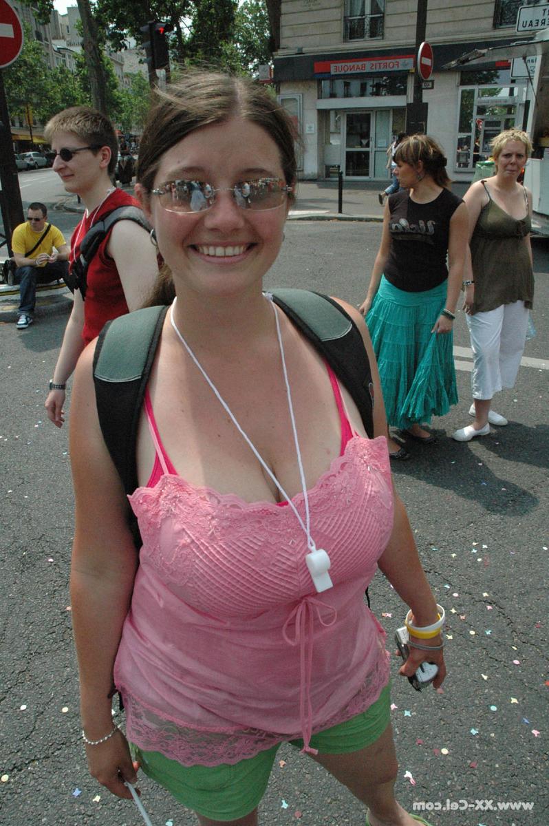 20P La blonde BBW Leah Jayne expose ses gros seins naturels en public lors d'une émeute.