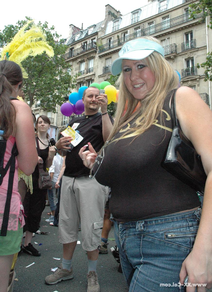 20P La blonde BBW Leah Jayne expose ses gros seins naturels en public lors d'une émeute.