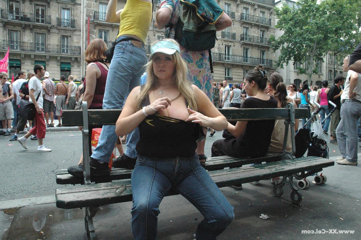 20P La blonde BBW Leah Jayne expose ses gros seins naturels en public lors d'une émeute.