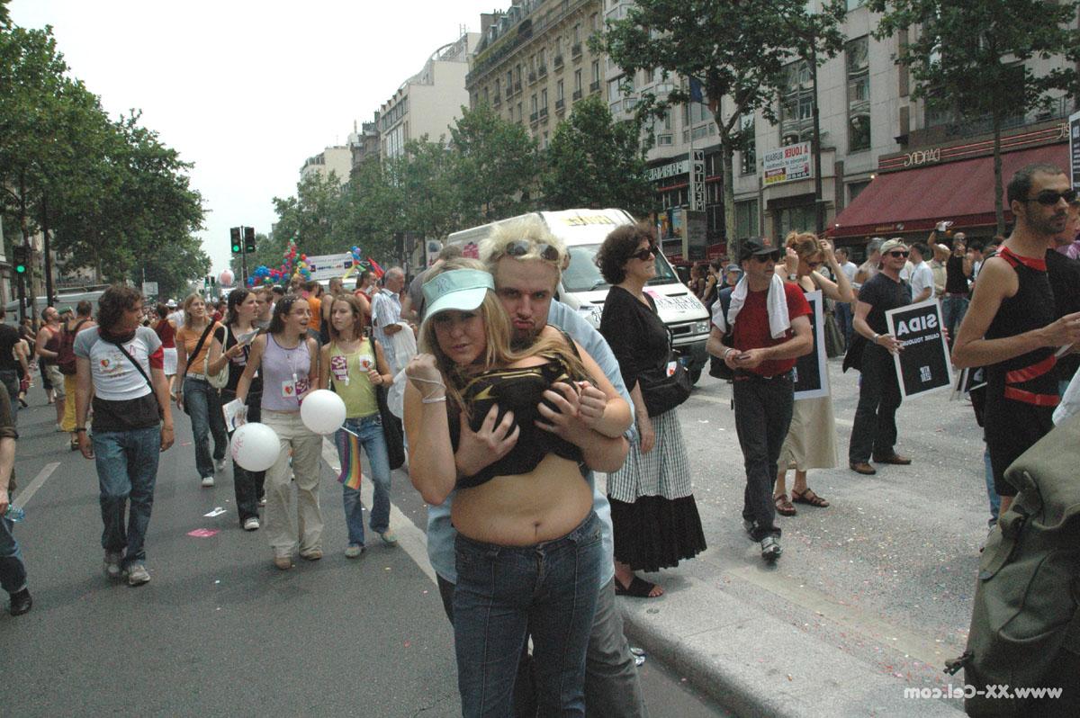 20P La blonde BBW Leah Jayne expose ses gros seins naturels en public lors d'une émeute.