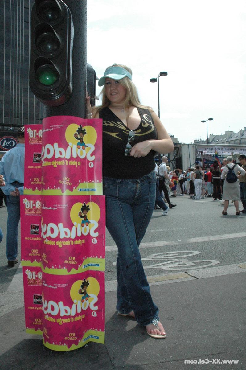 20P La blonde BBW Leah Jayne expose ses gros seins naturels en public lors d'une émeute.