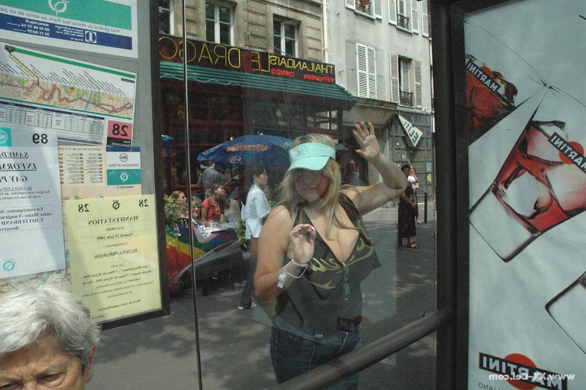 20P La blonde BBW Leah Jayne expose ses gros seins naturels en public lors d'une émeute.