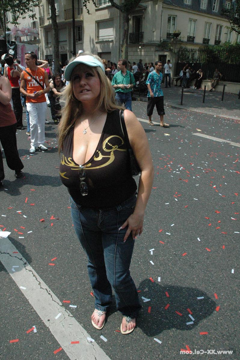 20P La blonde BBW Leah Jayne expose ses gros seins naturels en public lors d'une émeute.