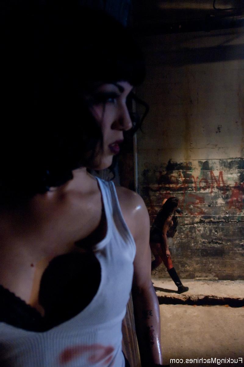 20P Les lesbiennes aux cheveux noirs Skin Diamond et Asphyxia Noir s'amusent dans une action IR.