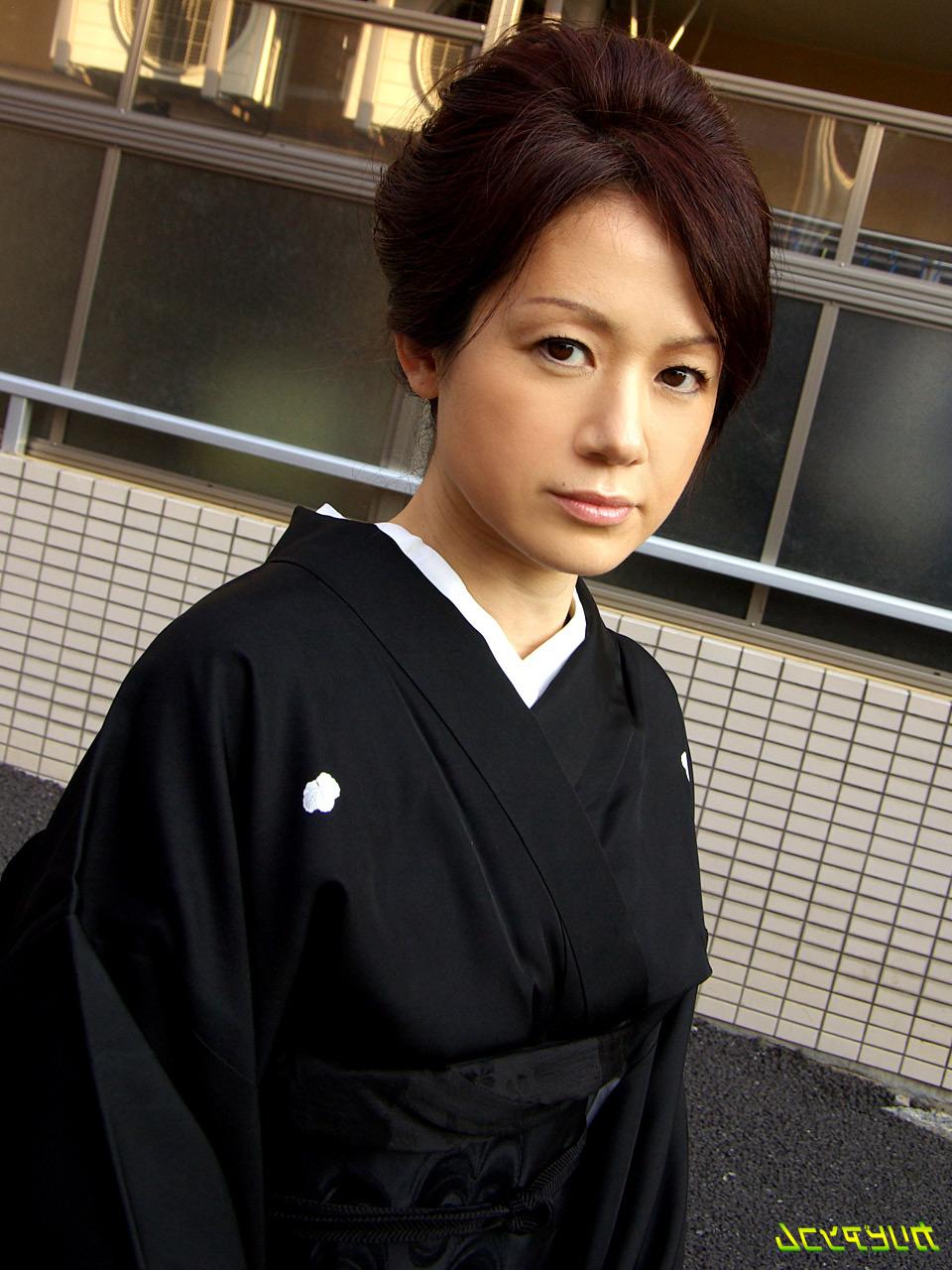 12P Petite MILF japonaise se fait défoncer la chatte poilue par trois jeunes bites