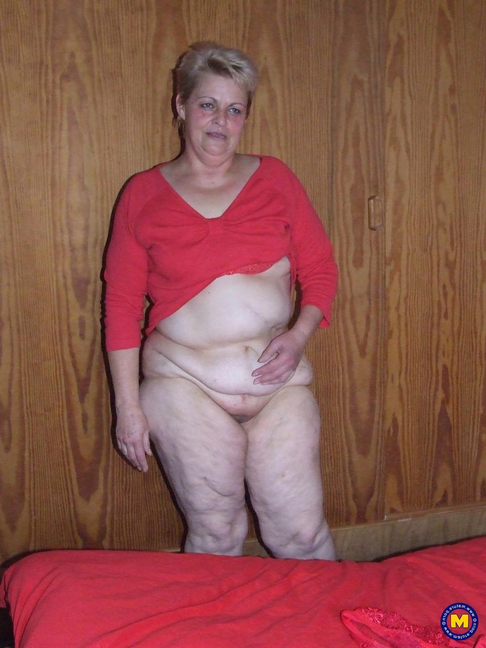 20P Short-haired BBW Ingrid rubs her pussy with a wine bottle and a sex toy