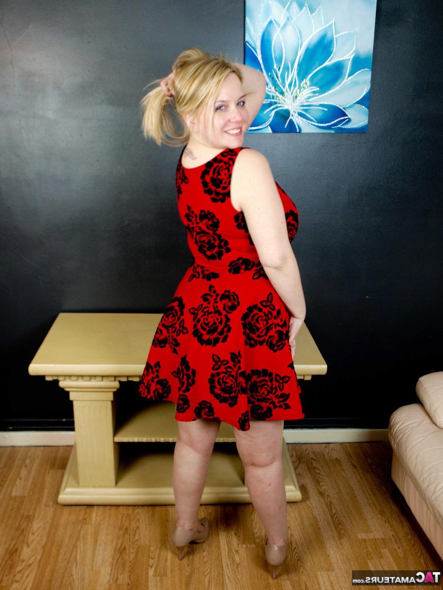 16P La grosse blonde Sindy Bust se déshabille sur une table avec des chaussures à talons hauts.