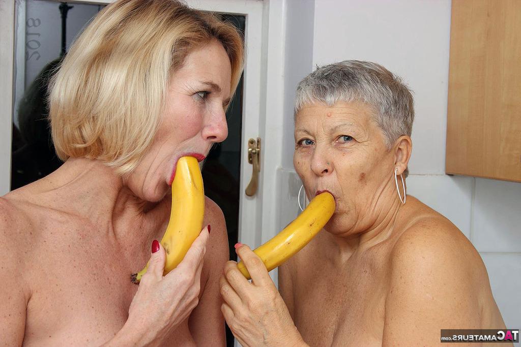 20P Vovós lésbicas lambem os mamilos umas das outras antes de usar bananas como consolos