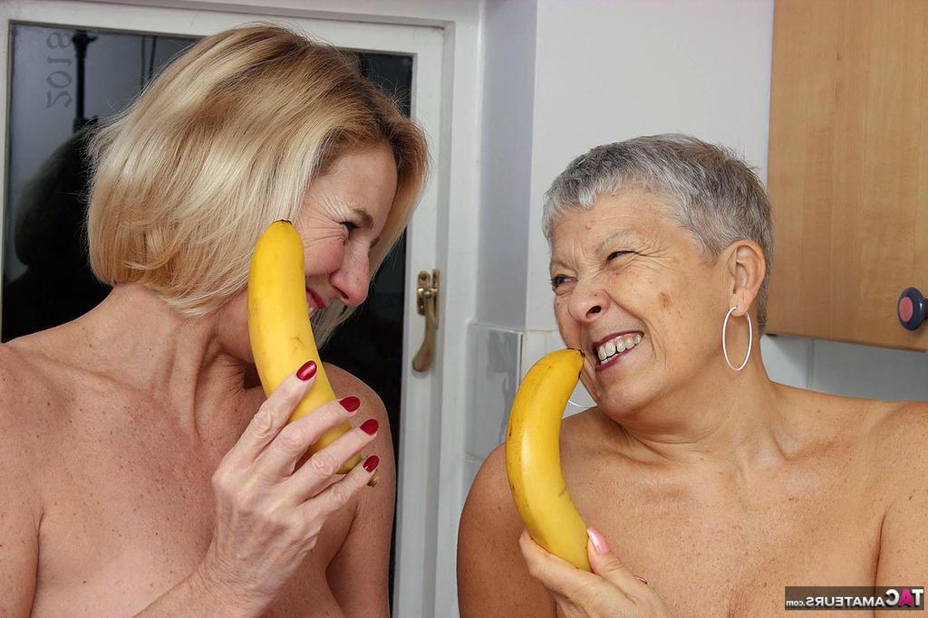 20P Vovós lésbicas lambem os mamilos umas das outras antes de usar bananas como consolos