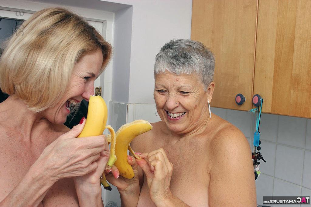 20P Vovós lésbicas lambem os mamilos umas das outras antes de usar bananas como consolos