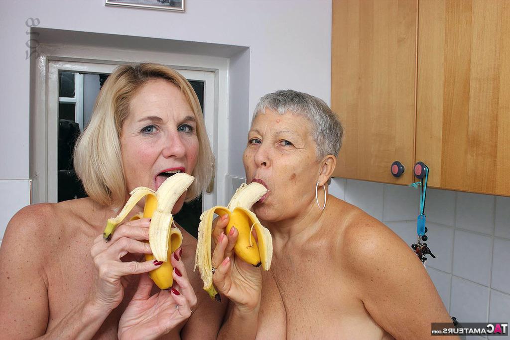 20P Vovós lésbicas lambem os mamilos umas das outras antes de usar bananas como consolos