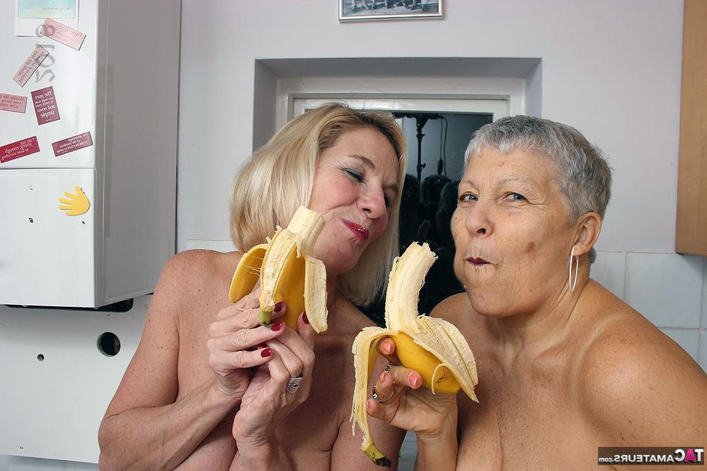 20P Vovós lésbicas lambem os mamilos umas das outras antes de usar bananas como consolos