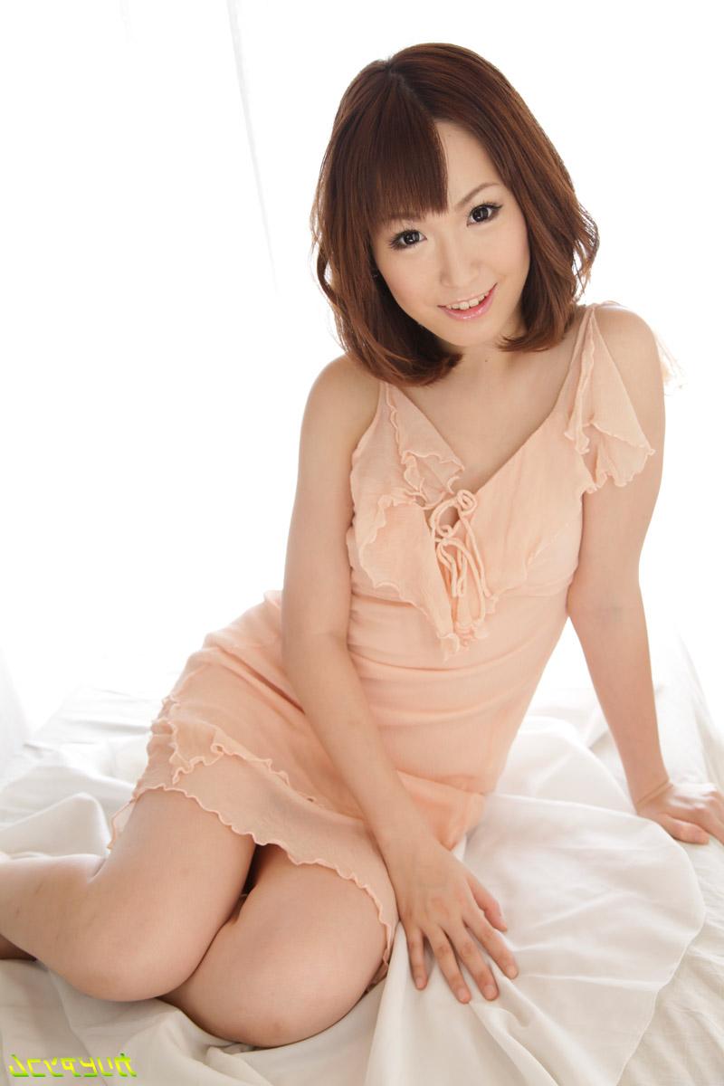 20P アジア系インターンの楓乃々花が男性同僚2人とセックスして中出しされる