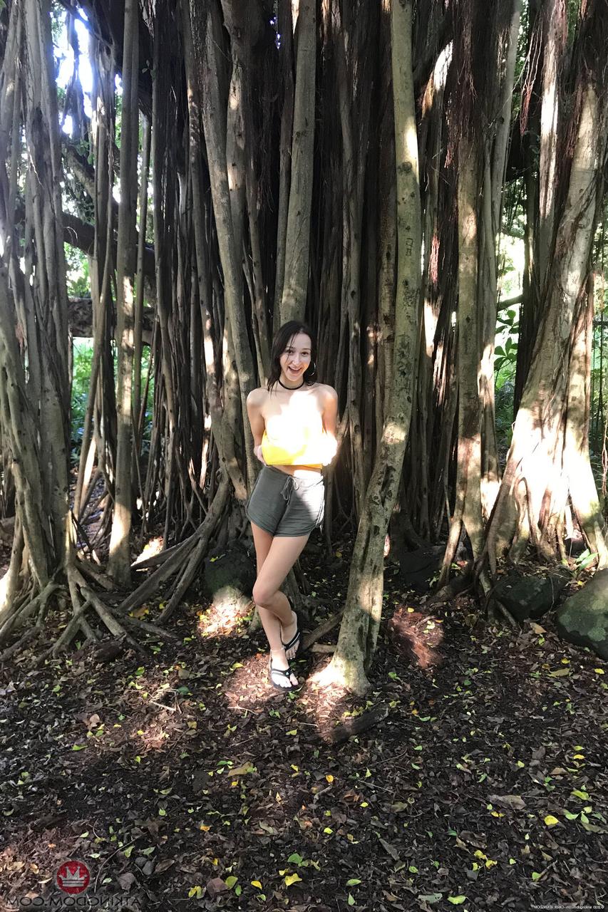 20P La joven delgada carmen rae se desnuda y posa en su compilación en solitario