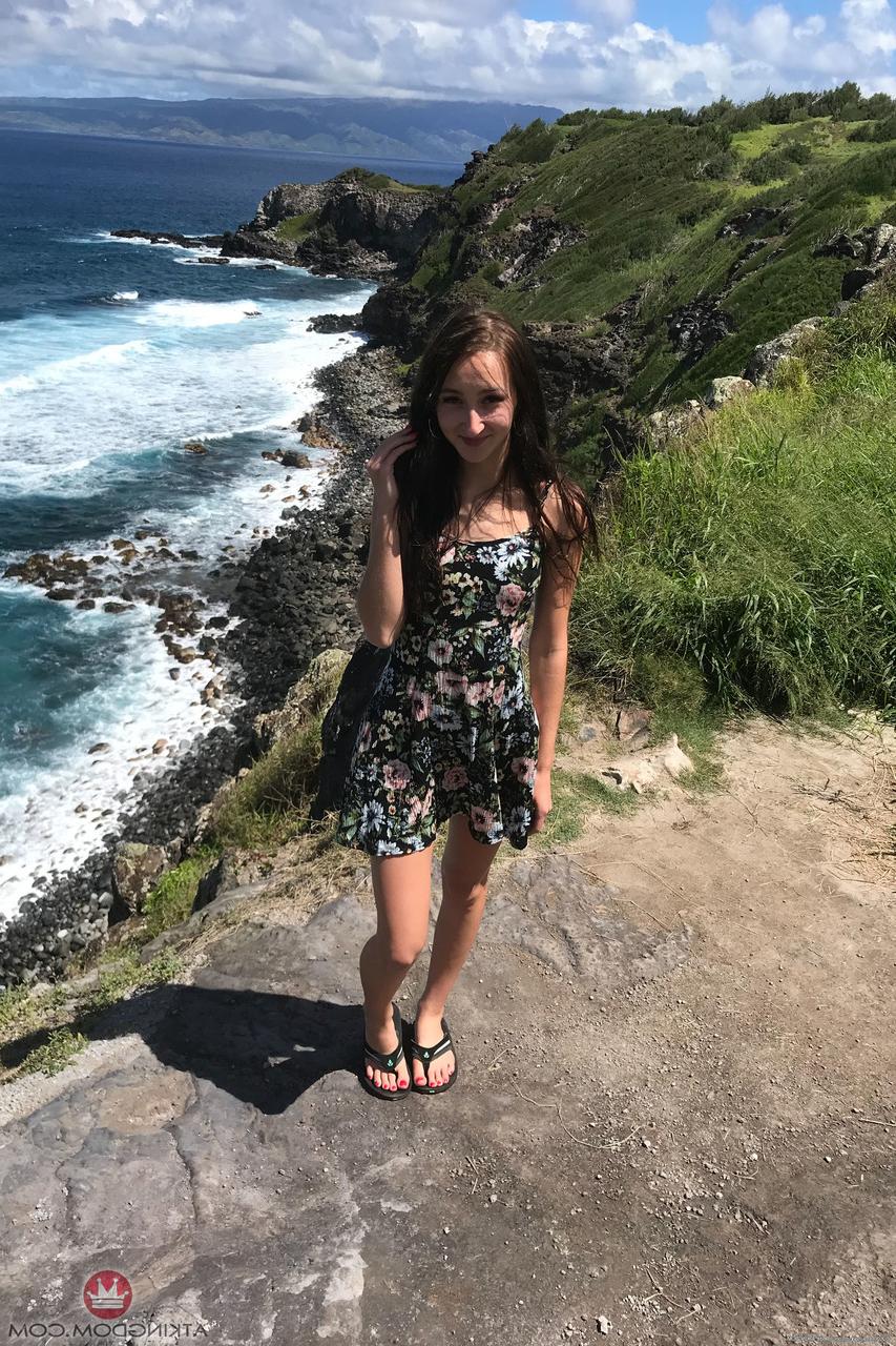 20P La joven delgada carmen rae se desnuda y posa en su compilación en solitario