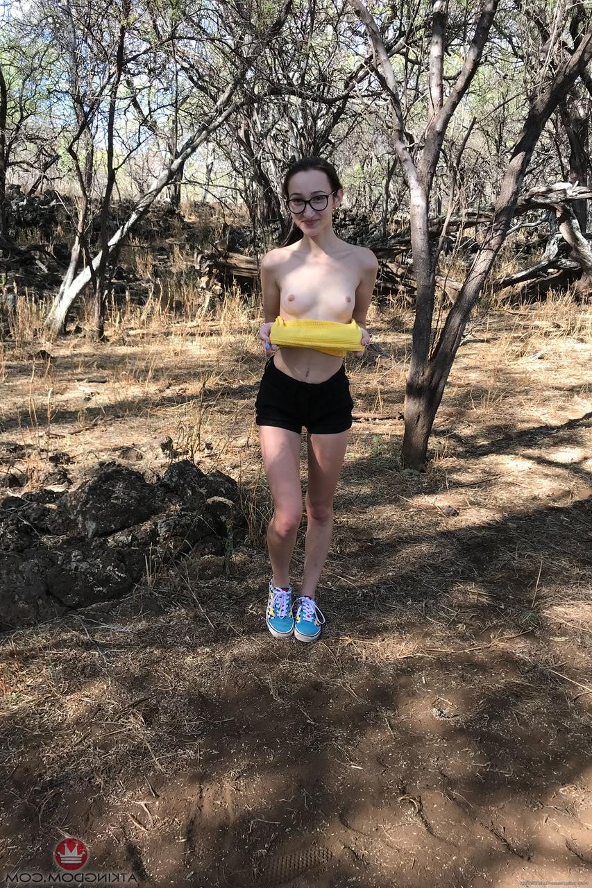 20P La joven delgada carmen rae se desnuda y posa en su compilación en solitario