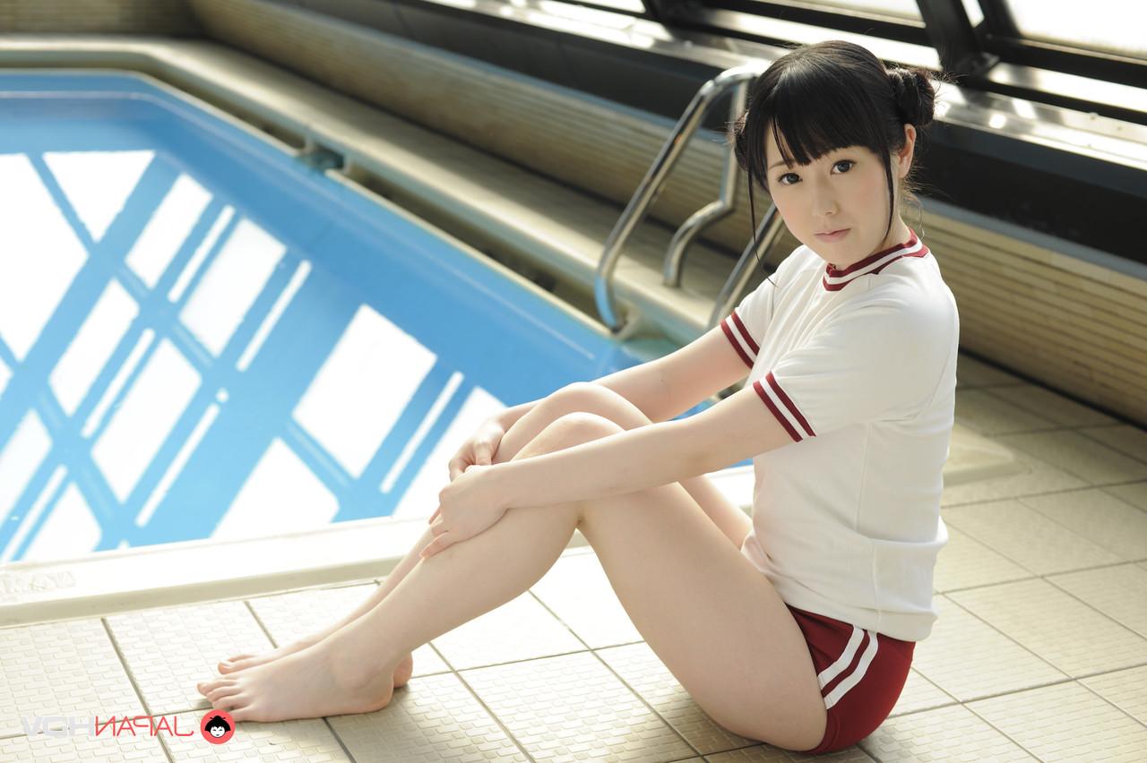 15P A adorável garota japonesa Machiko Ono descobre seus seios firmes perto de uma piscina coberta