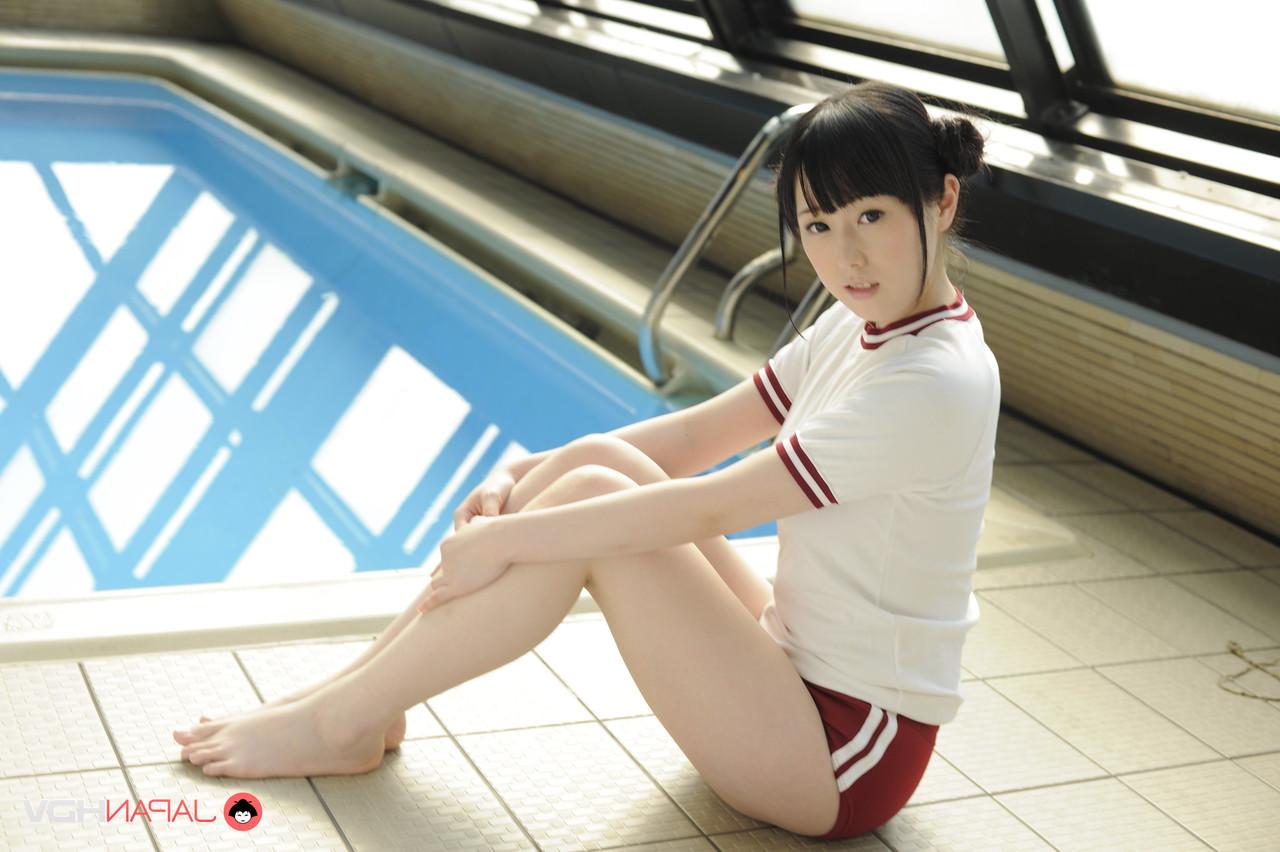 15P A adorável garota japonesa Machiko Ono descobre seus seios firmes perto de uma piscina coberta