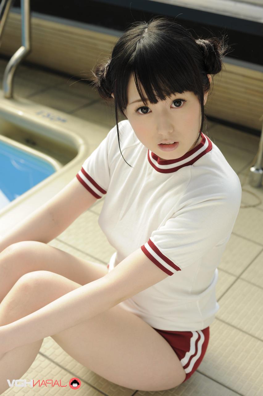 15P A adorável garota japonesa Machiko Ono descobre seus seios firmes perto de uma piscina coberta