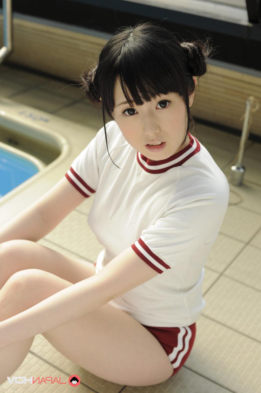 15P A adorável garota japonesa Machiko Ono descobre seus seios firmes perto de uma piscina coberta